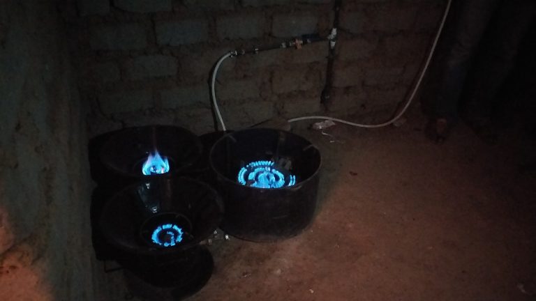 Grâce au biodigesteur, la famille de Abou Bayoulé du feu issu de gaz naturel