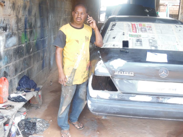 Toubabou dans son garage