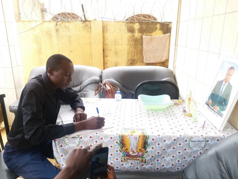 Guezouma Sanogo signant le livre de condoléances au nom du Centre de presse Norbert Zongo