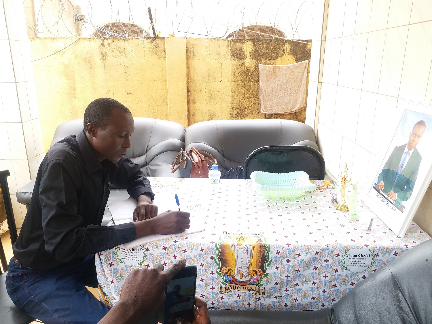 Guezouma Sanogo signant le livre de condoléances au nom du Centre de presse Norbert Zongo