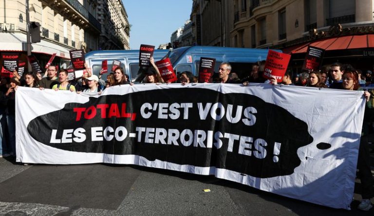 Des militants écologistes protestent lors de l'assemblée générale annuelle de TotalEnergies à Paris