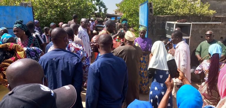 A l'entrée du domicile familial du défunt, un artiste du terroir remercie le Professeur Séni