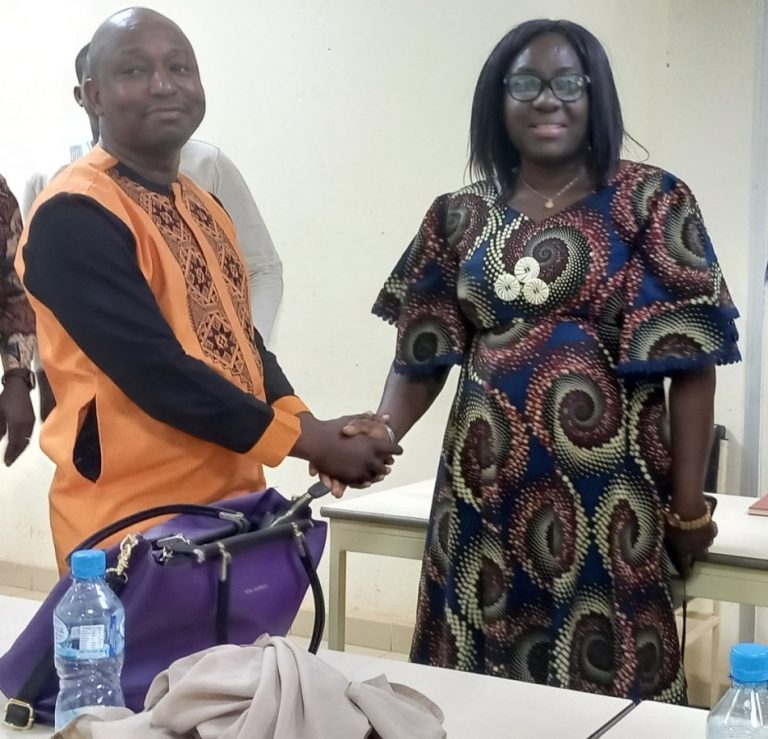 Poignet de main entre le président sortant (à gauche) et la présidente entrante (à droite)