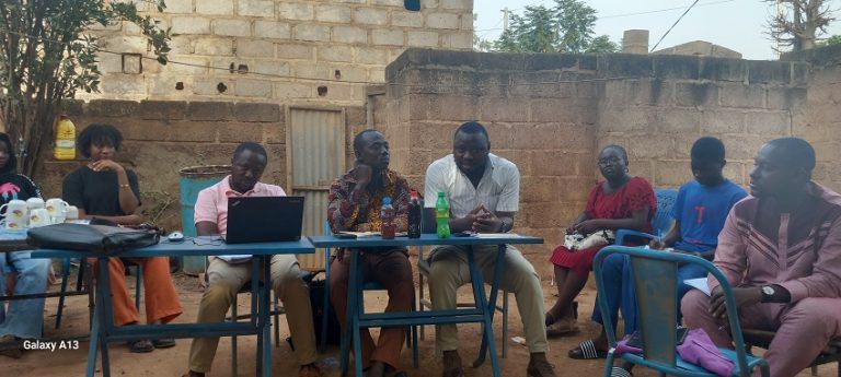 Les panélistes Ousmane Ouedraogo à droite et Alassane Nabaloum à gauche