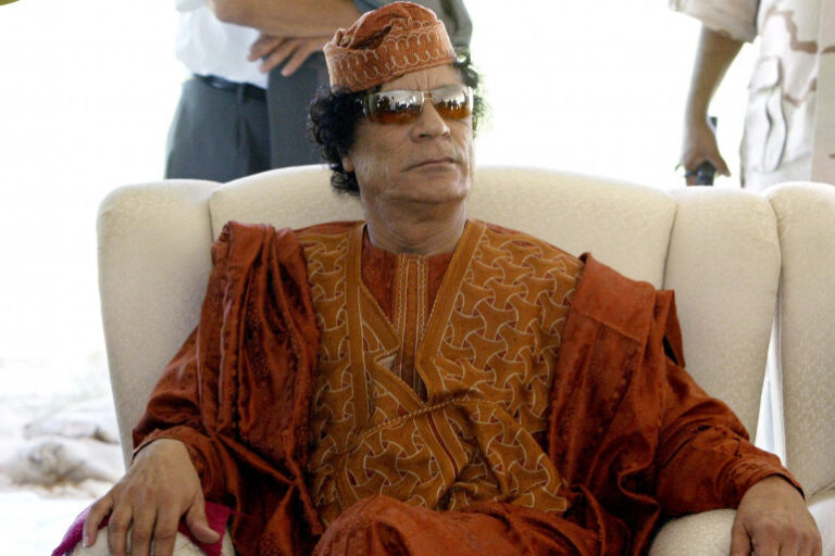1764804-le-dirigeant-libyen-mouammar-kadhafi-dans-une-tente-dans-la-residence-de-kadhafi-a-tripoli-le-15-octobre-2004