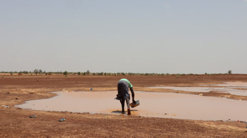 Cours d'eau qui s'assèche plongeant les populations dans un effroyable stress hydrique permanent